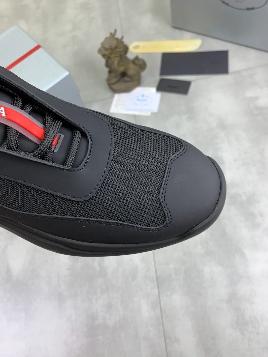 Men's shoes 💰P620 new (higher version) new PRADA (Prada) classic models are on the market at the same time, new men's shoes, 😘fabrics are selected from original imported calfskin. First layer of imported cowhide lining. The original version is awesome! 👍🏿Original open-molded non-slip PU outsole, with exquisite lines, simple and elegant, super comfortable and classy on foot, suitable for leisure travel. Code number: 38-45 (46 customized) 3️⃣ colors available